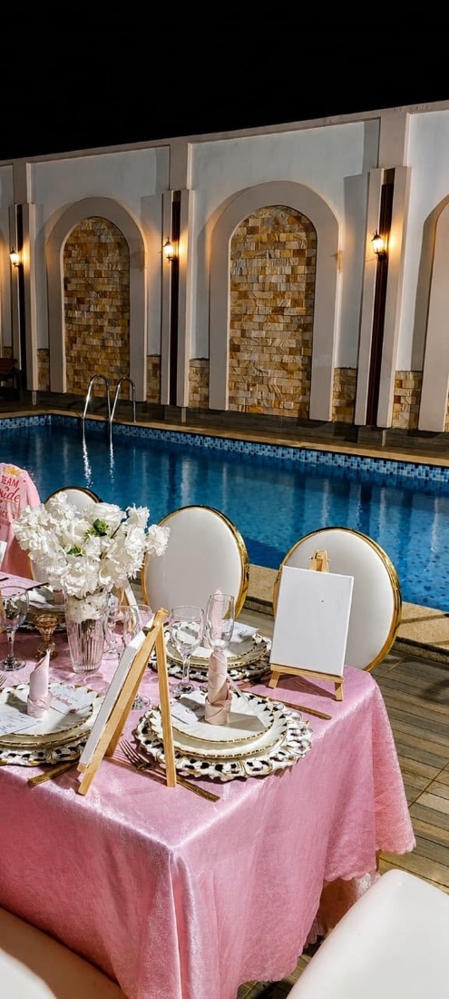 Table rose au bord de la piscine