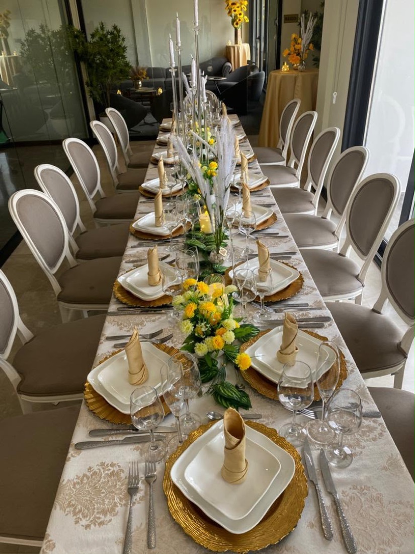 Longue table dressée en hôtel