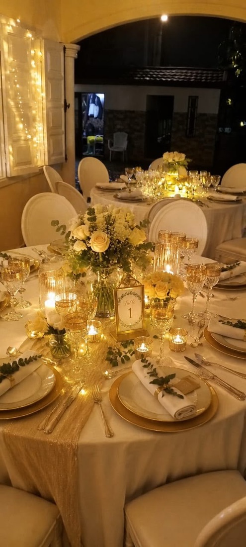 Table ronde dressée en soirée