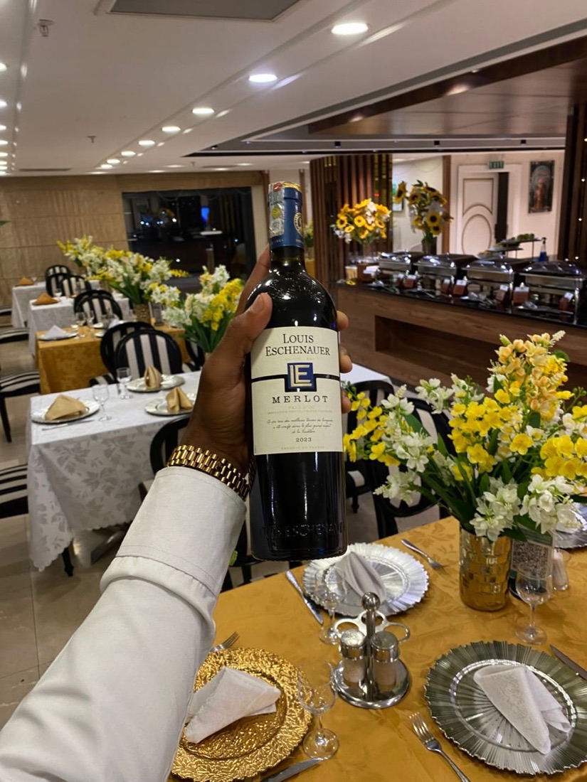 Service du vin dans un restaurant