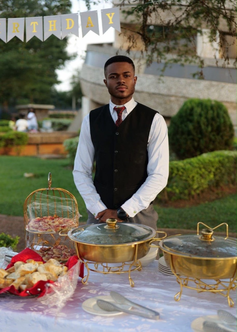 Maître d’hôtel au buffet en extérieur